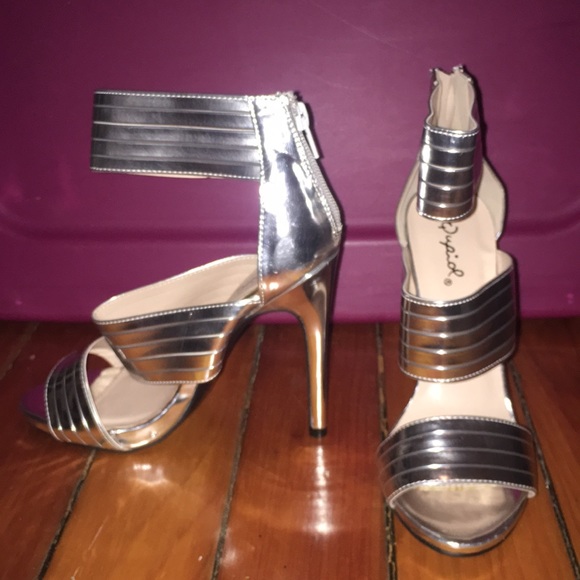 Silver heels - Picture 1 of 4